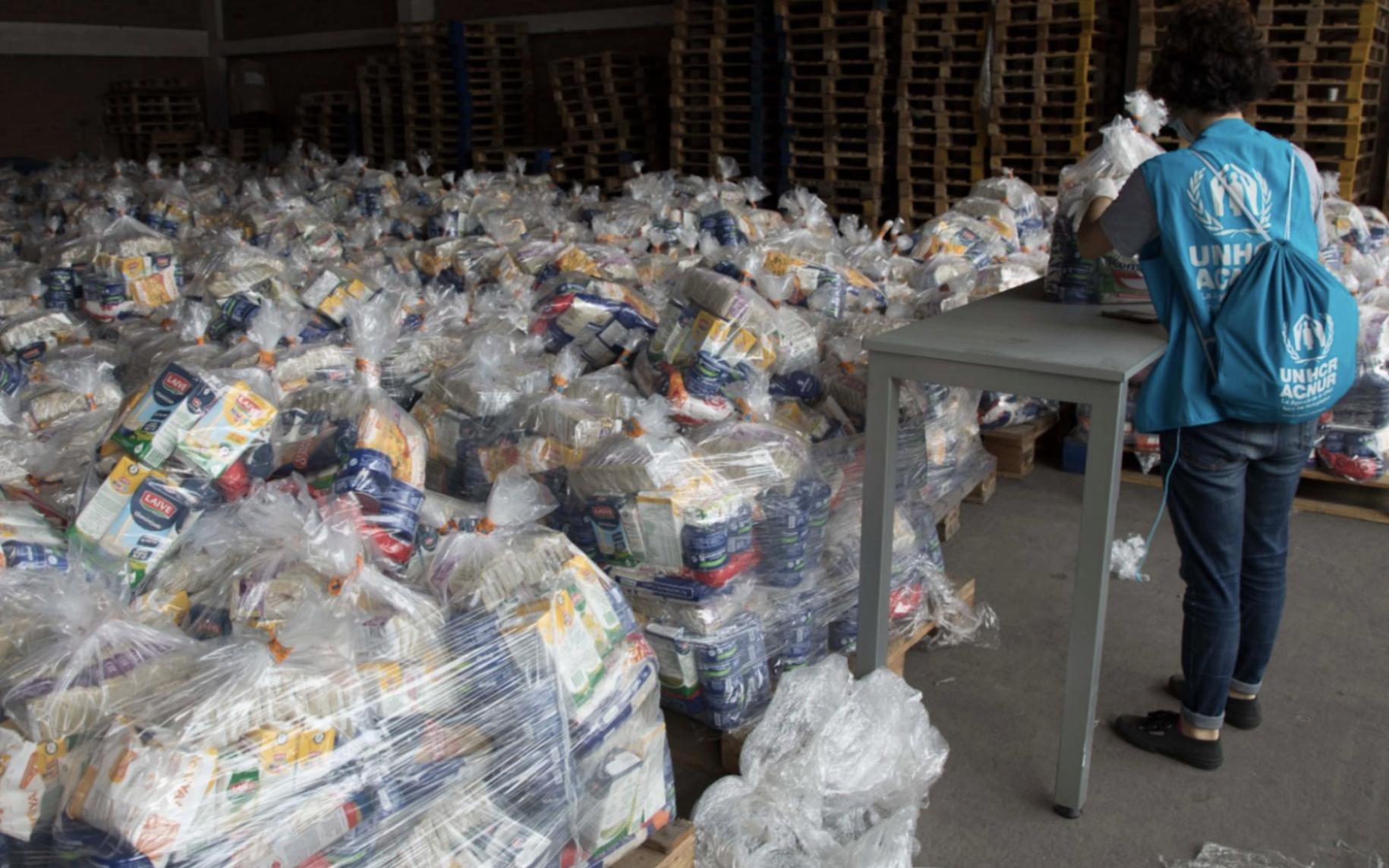 ACNUR hace un inventario de los suministros empaquetados y listos para ser distribuidos a la comunidad.