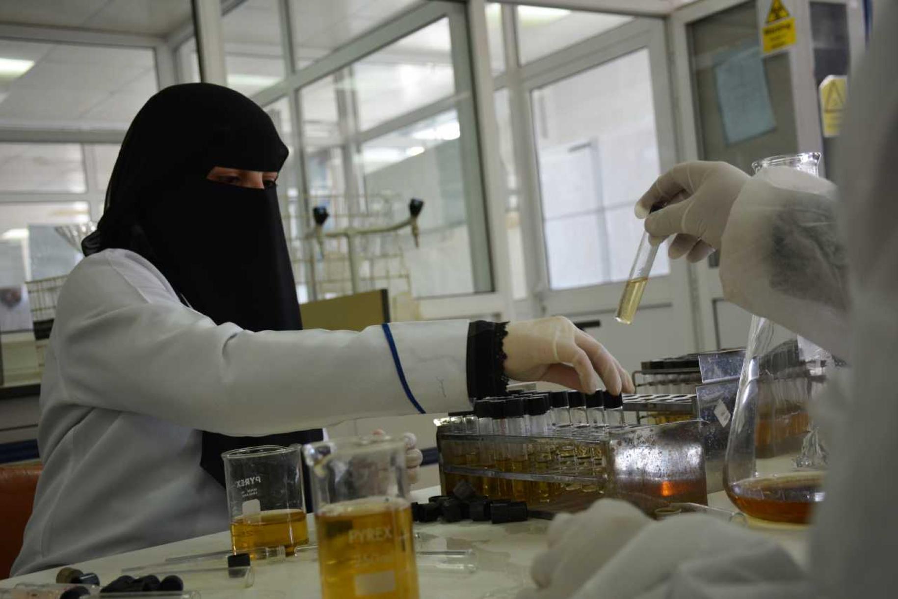 Un especialista de laboratorio que trabaja en el Laboratorio Central de Salud Pública en Yemen.