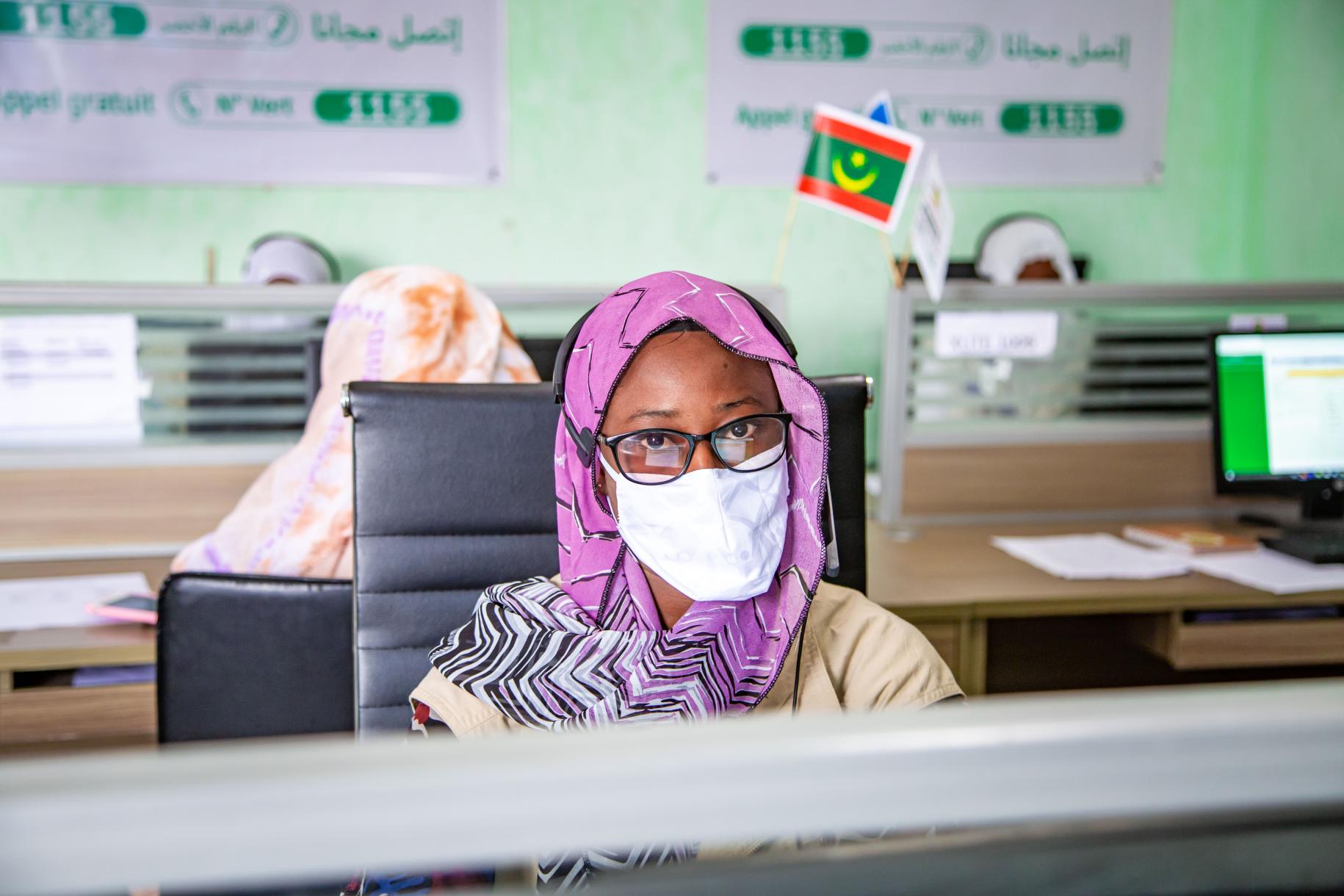 En Nuakchot (Mauritania), Salimata y otros operadores de centros de llamadas atienden las llamadas como parte de las medidas de respuesta del país ante la COVID-19.