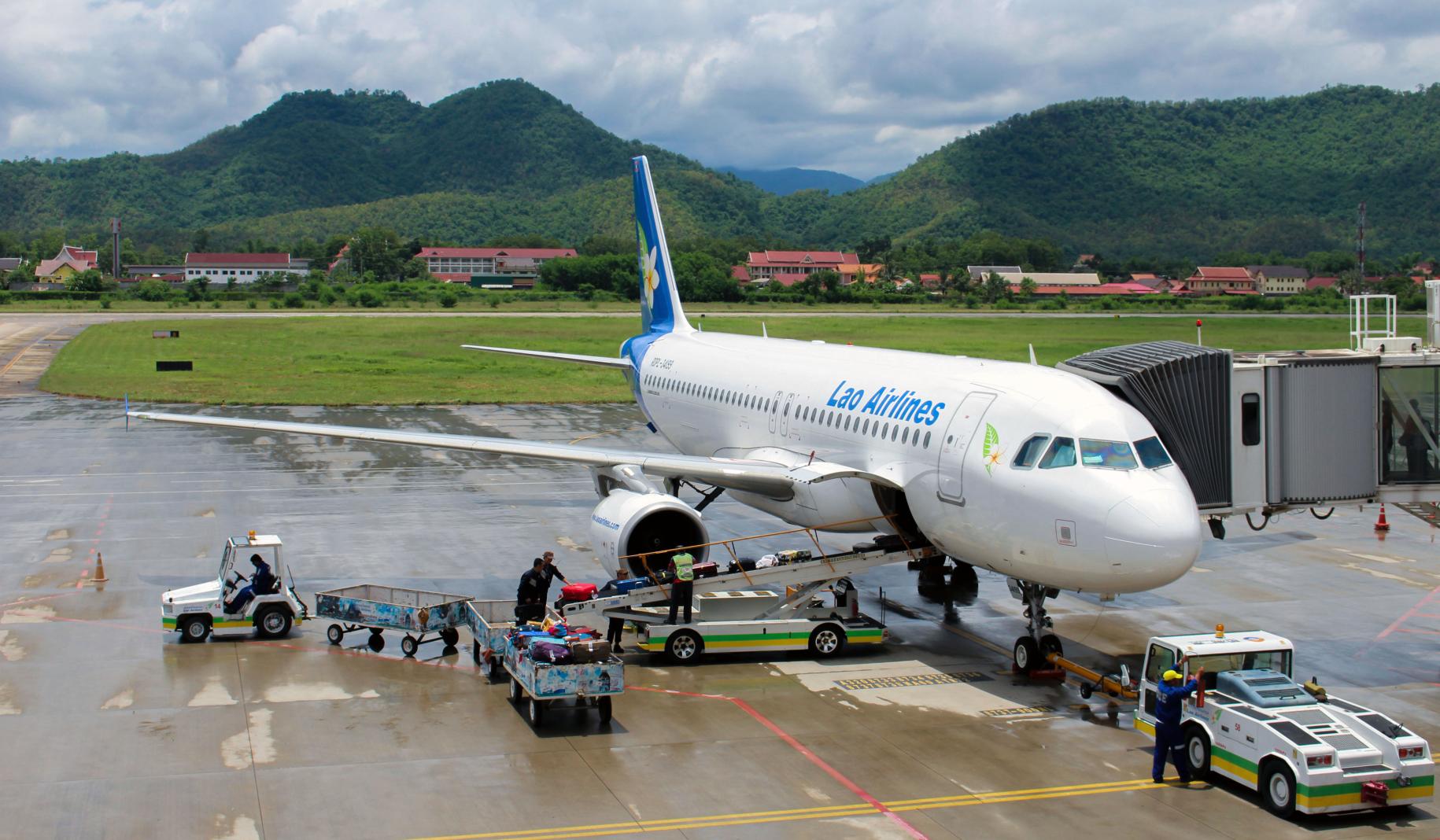 Avión de Lao Airlines que transporta kits de prueba de malaria que salvan vidas.