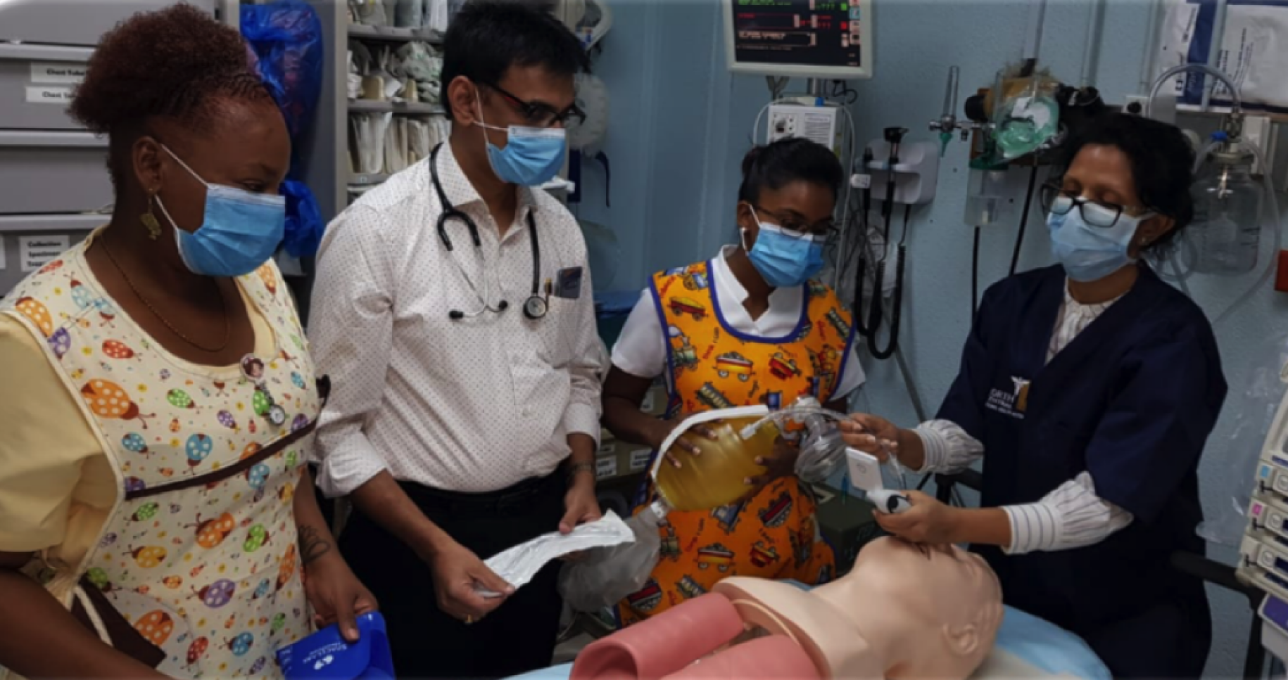 La imagen muestra a trabajadores sanitarios probando nuevos suministros para salvar vidas adquiridos por el PNUD.
