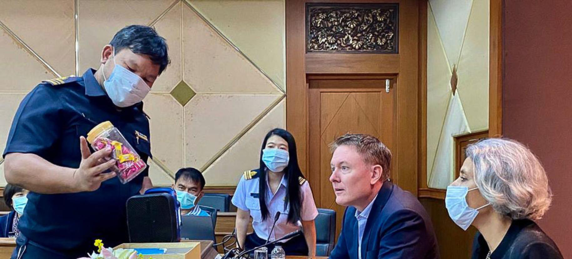 المنسقة المقيمة للأمم المتحدة في تايلاند غيتا سابهاروال (إلى اليمين) وجيريمي دوغلاس من مكتب الأمم المتحدة المعني بالمخدرات والجريمة (في الوسط) خلال إحاطة في غرفة الجمارك في ماي ساي في شمال البلاد.