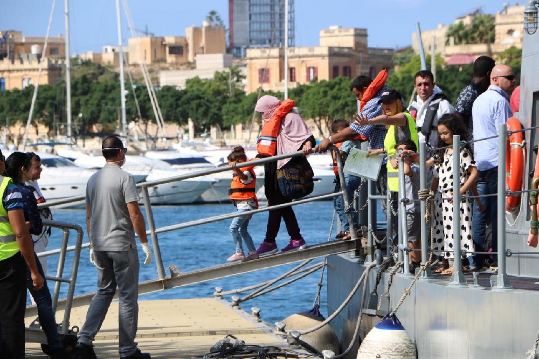 لاجئون ومهاجرون تم إنقاذهم في وسط البحر الأبيض المتوسط ينزلون في مالطا، 30 سبتمبر 2018.