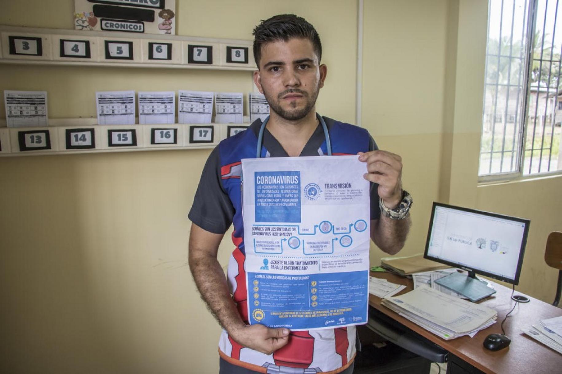قام الطبيب الفنزويلي ، صمويل سواريز ، بتثقيف السكان المحليين واللاجئين الآخرين حول كوفيد-19 في الإكوادور ، البلد الذي استضافه.