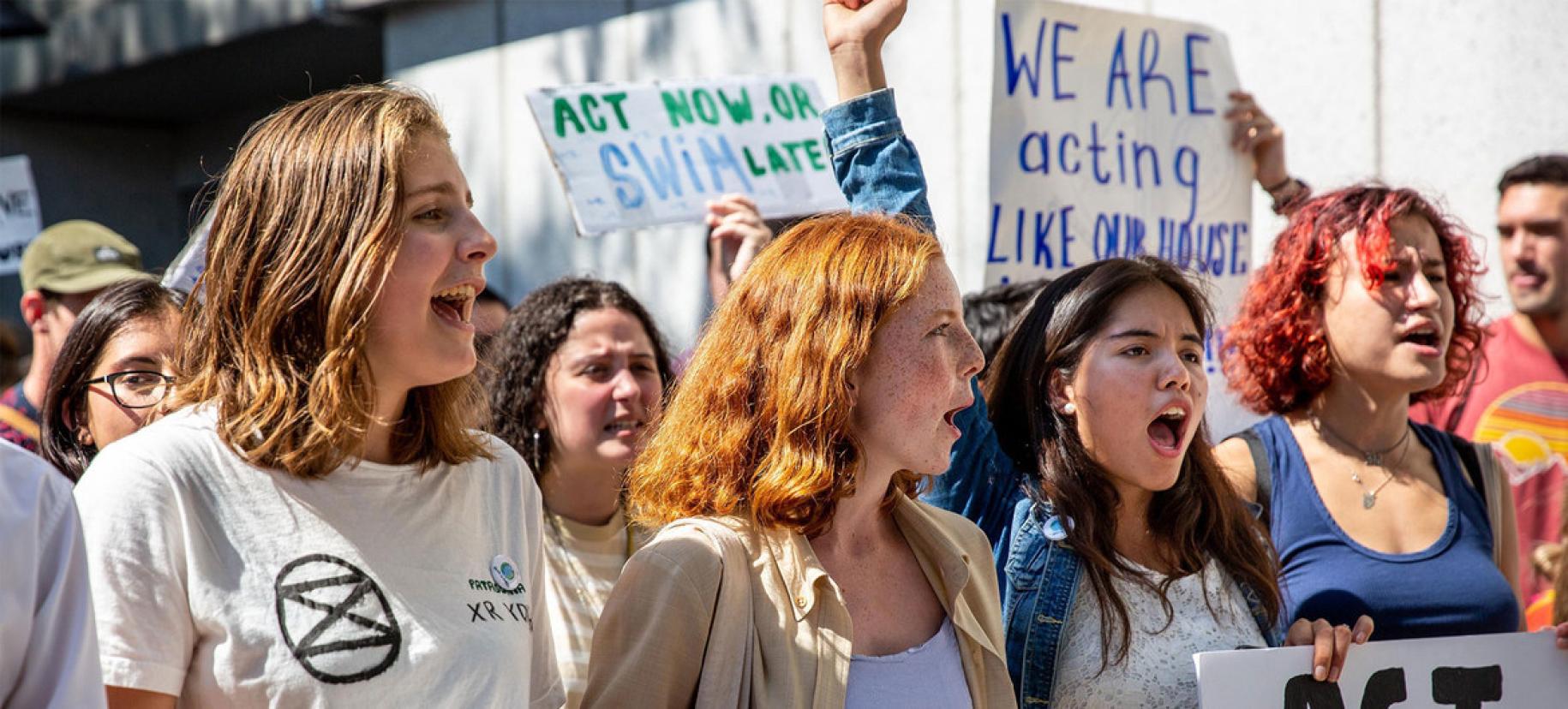 Dans le cadre des grèves scolaires organisées par Fridays for Future, des jeunes protestent pour l'action climatique à New York, en août 2019.