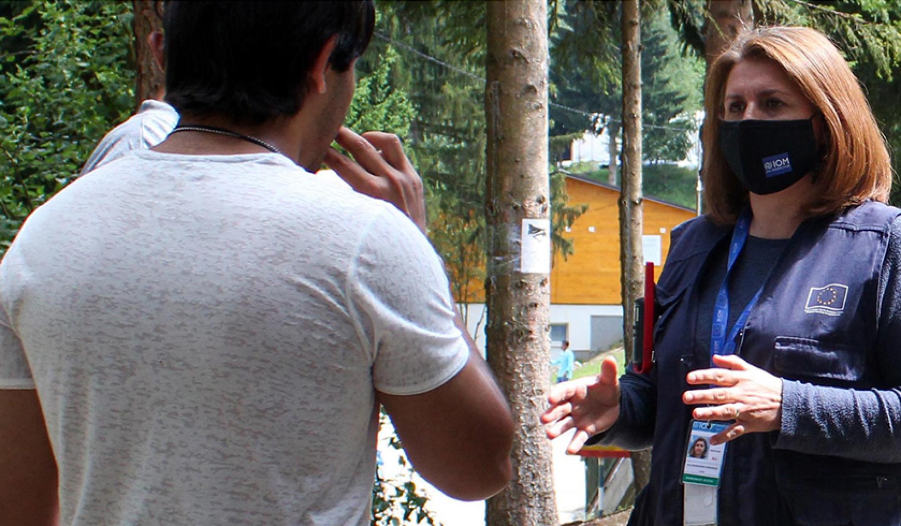 Azra Ibrahimovic Srebrenica con la OIM, Directora del  Centro de Recepción Temporal en Usivak.