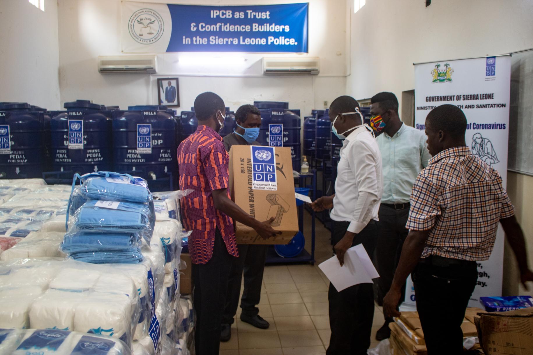 El personal del PNUD, junto con representantes del gobierno local, hace un inventario de los suministros esenciales donados con el apoyo del PNUD.