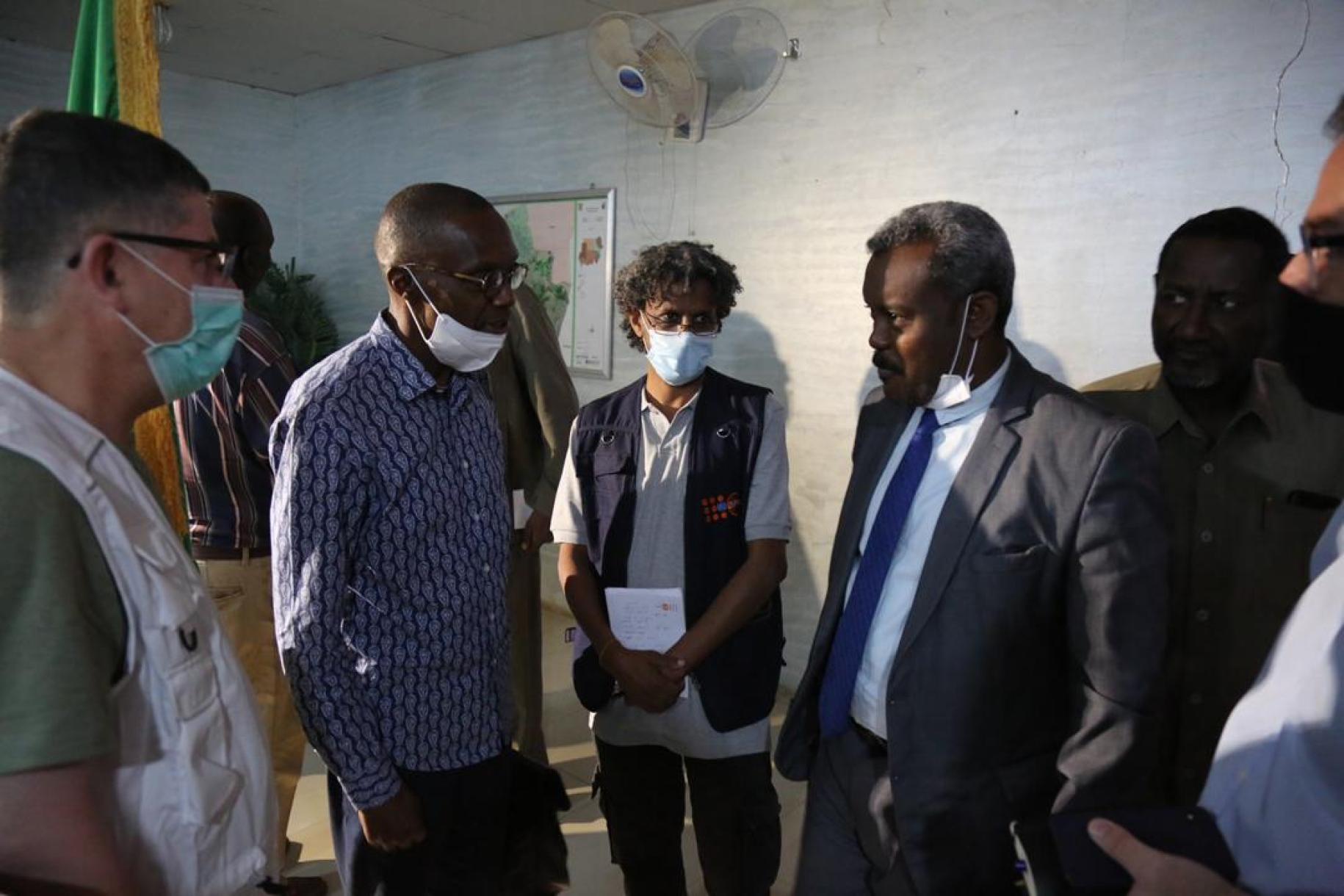 El Coordinador Residente de la ONU en Sudán, Babacar Cissé, con miembros del personal de la ONU y el jefe del equipo de seguridad del campamento, Wali.