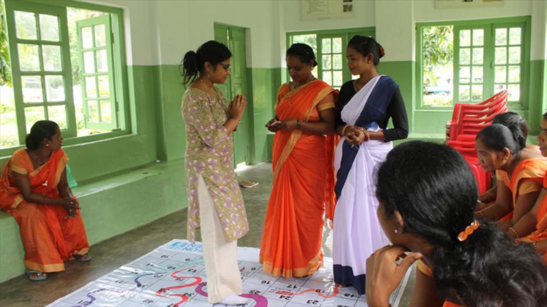 Los miembros de un club "Jugnu" reciben formación de ONU Mujeres sobre el apoyo a las mujeres que sufren violencia de género.