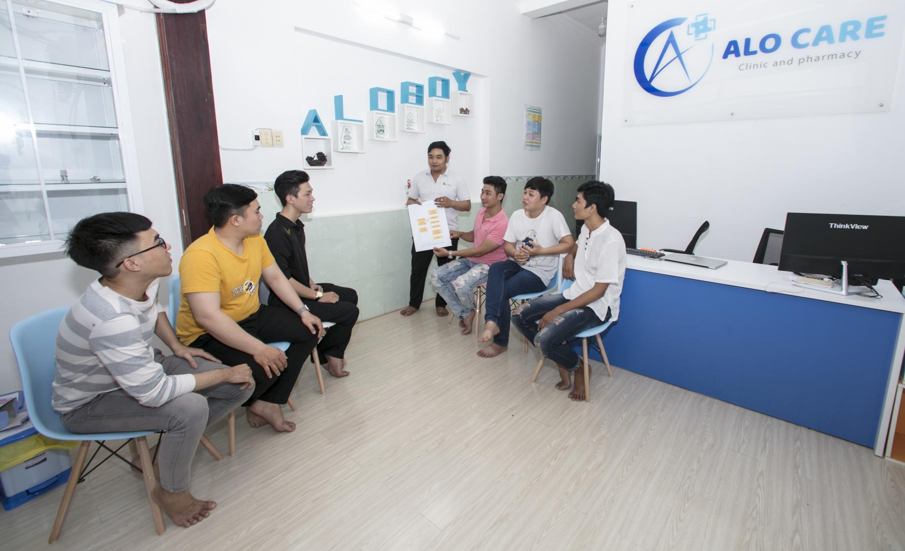 Thuan y su grupo de autoayuda juntos dentro de Alo Care.