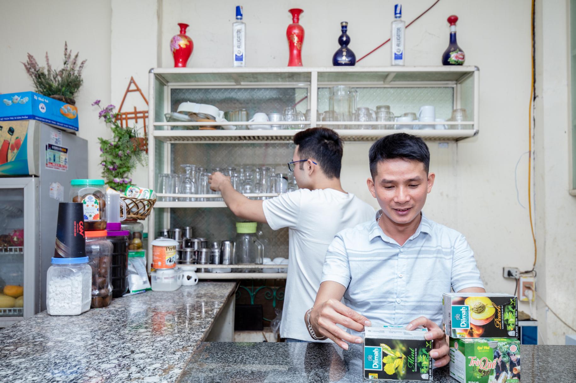 Nguyen Trong Hung en el mostrador del café que abrió como un espacio seguro para la comunidad LGBT en Son La.