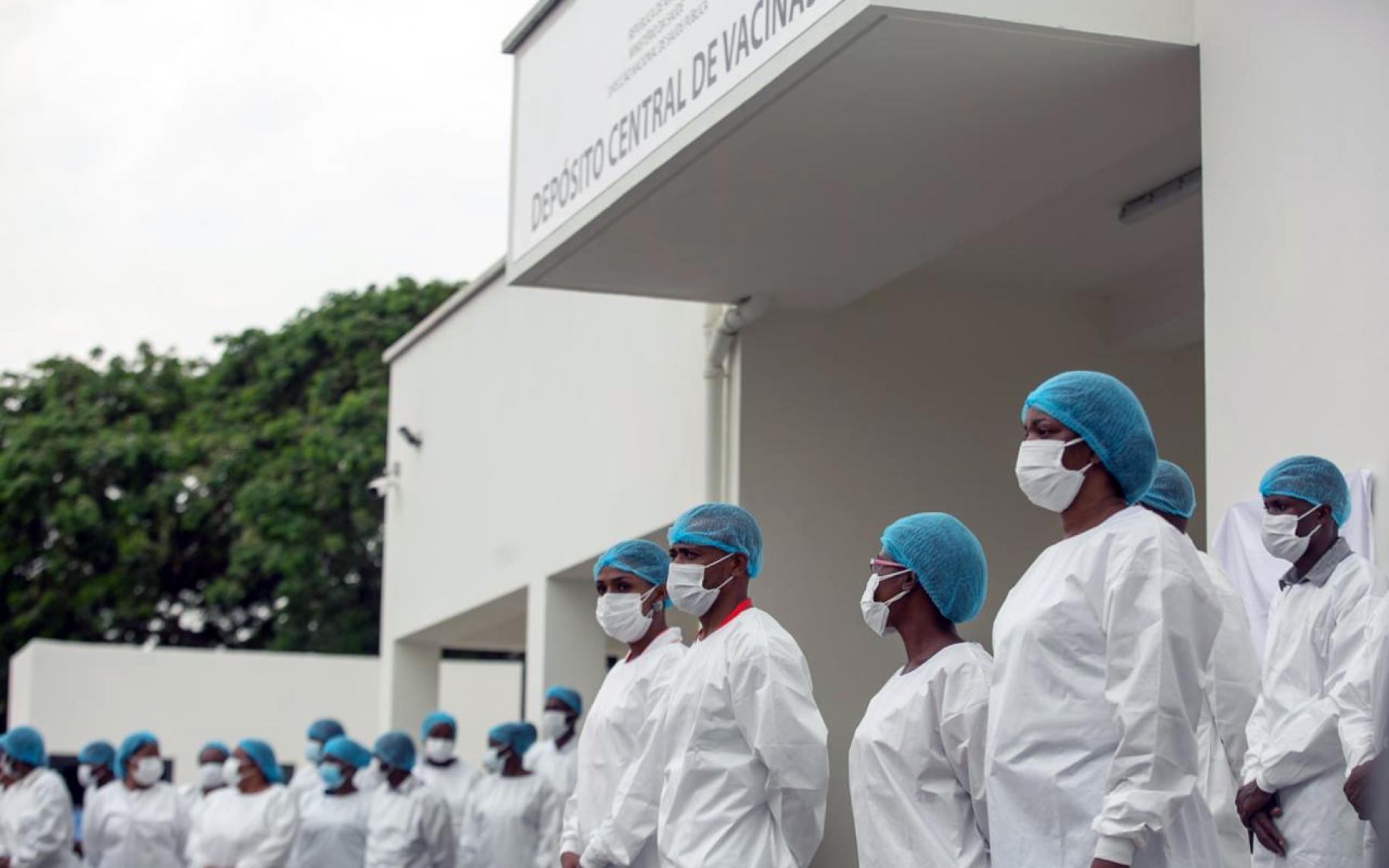 Los profesionales de la salud hacen fila fuera de la locación de vacunación para administrar las primeras vacunas COVID-19 de Angola.