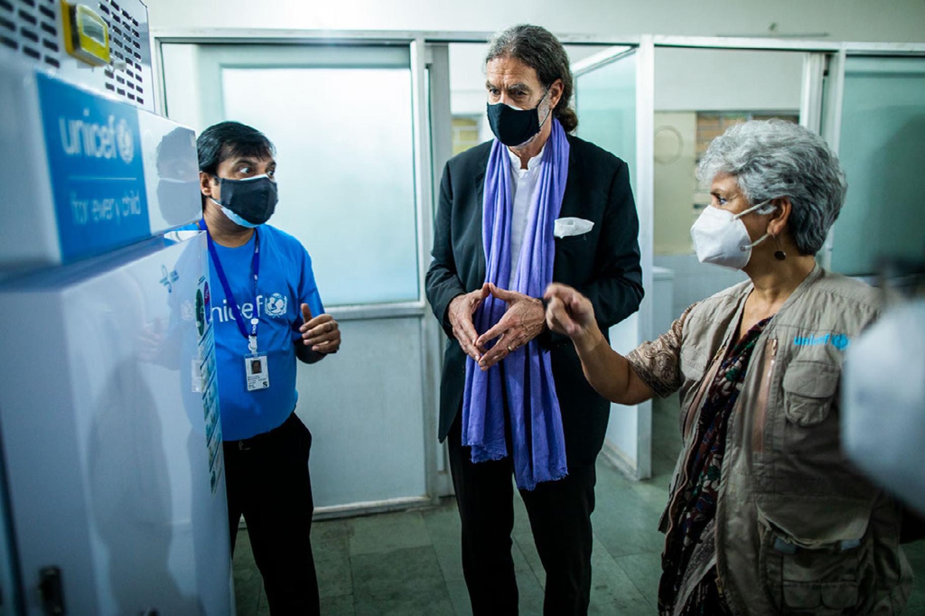 En Inde, l'Ambassadeur d'Allemagne en Inde, Walter J. Lindner (C) et le représentant de l'UNICEF en Inde, le Dr. Yasmin Ali Haque (R), inspectent un espace de stockage à froid de vaccins anti-COVID-19 à l'hôpital MMG de Ghaziabad, à Uttar Pradesh.