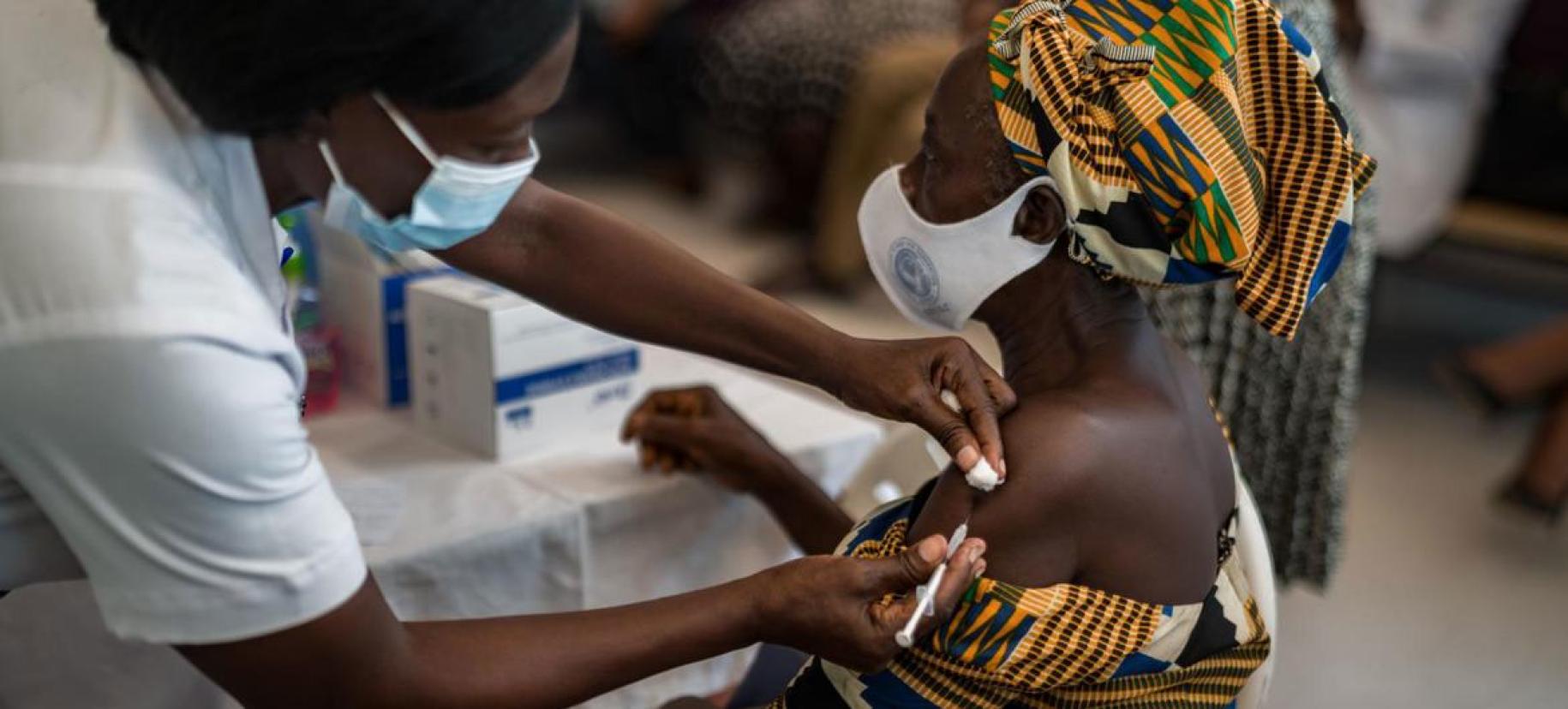 Une personne se fait vacciner contre la Covid-19 en Afrique.