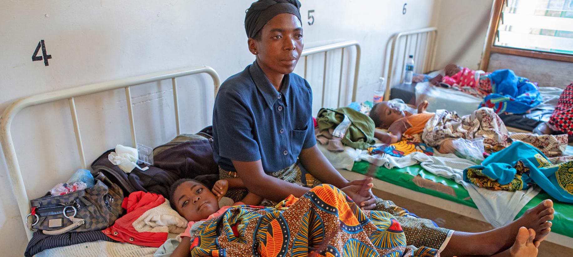 Une femme s'occupe de son enfant atteint de paludisme dans un hôpital du Malawi (avril 2019). 