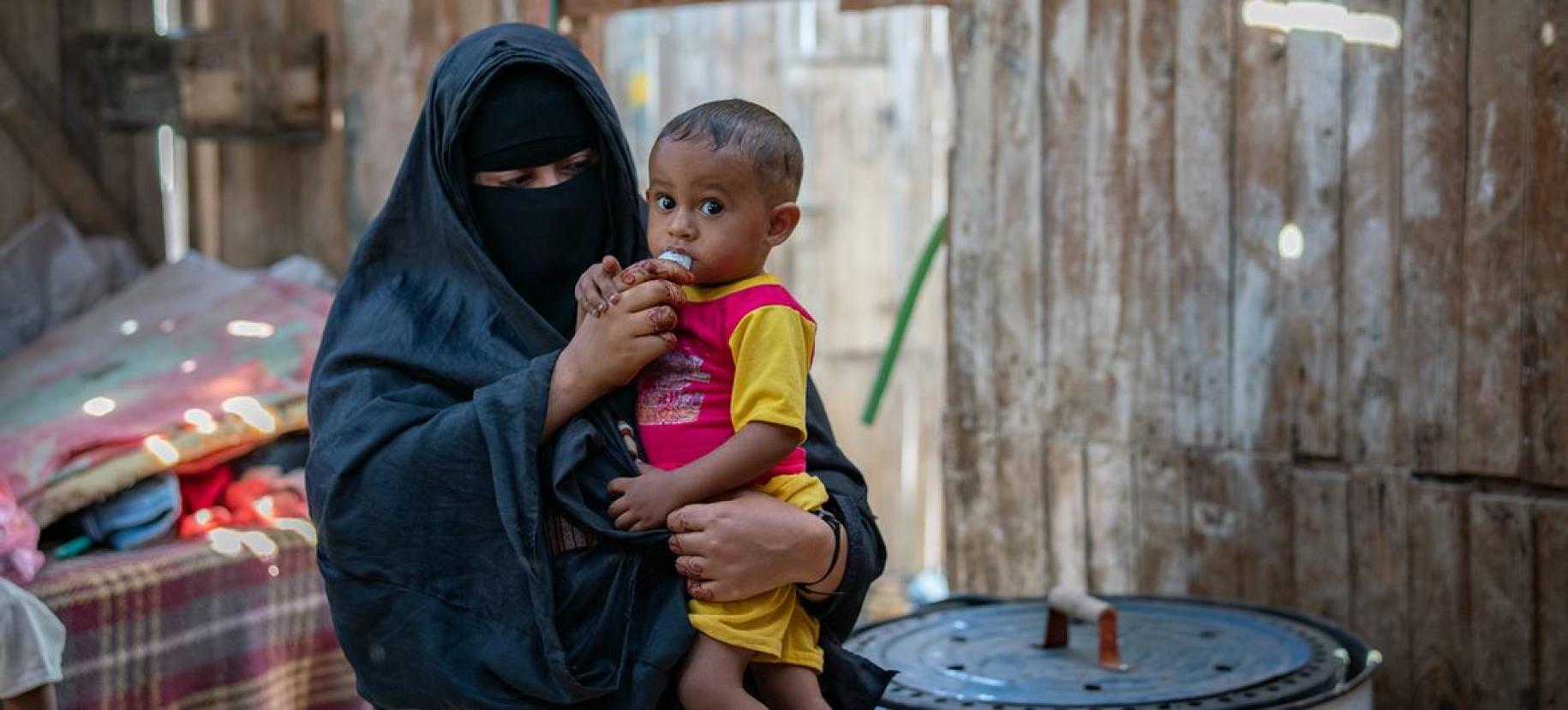 在也门莫哈的一个世界粮食计划署分发点，一名婴儿正在吃补充食物。