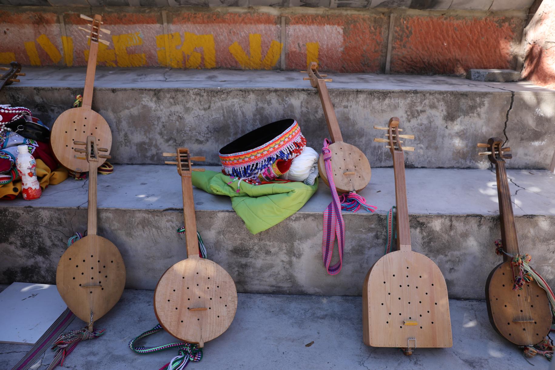 “奇本” 是傈僳族的传统乐器，拨弦可得古琴之音。