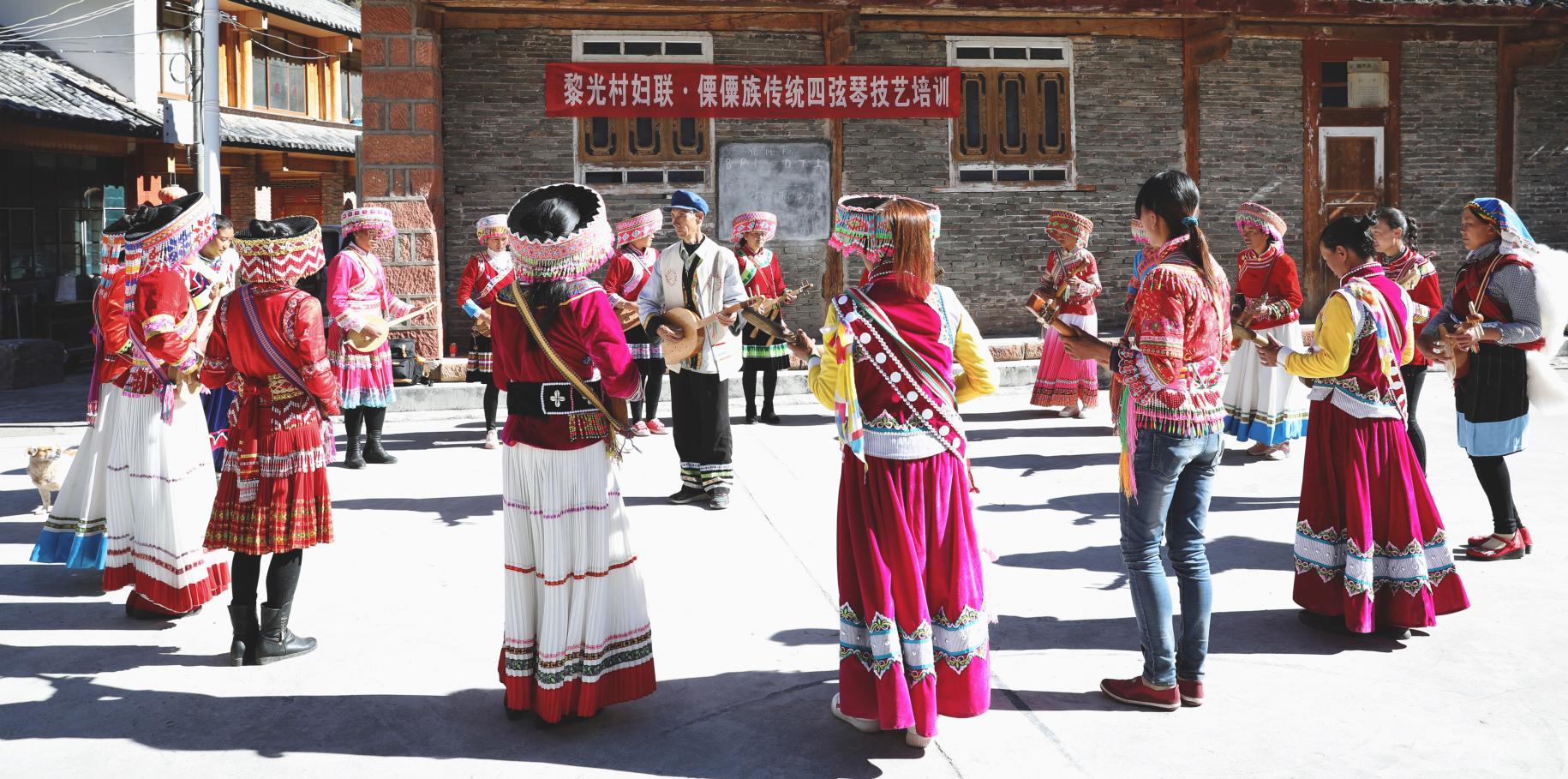 Des femmes issues de minorités ethniques en Chine sont formées pour jouer le Qiben, un instrument de musique traditionnel.