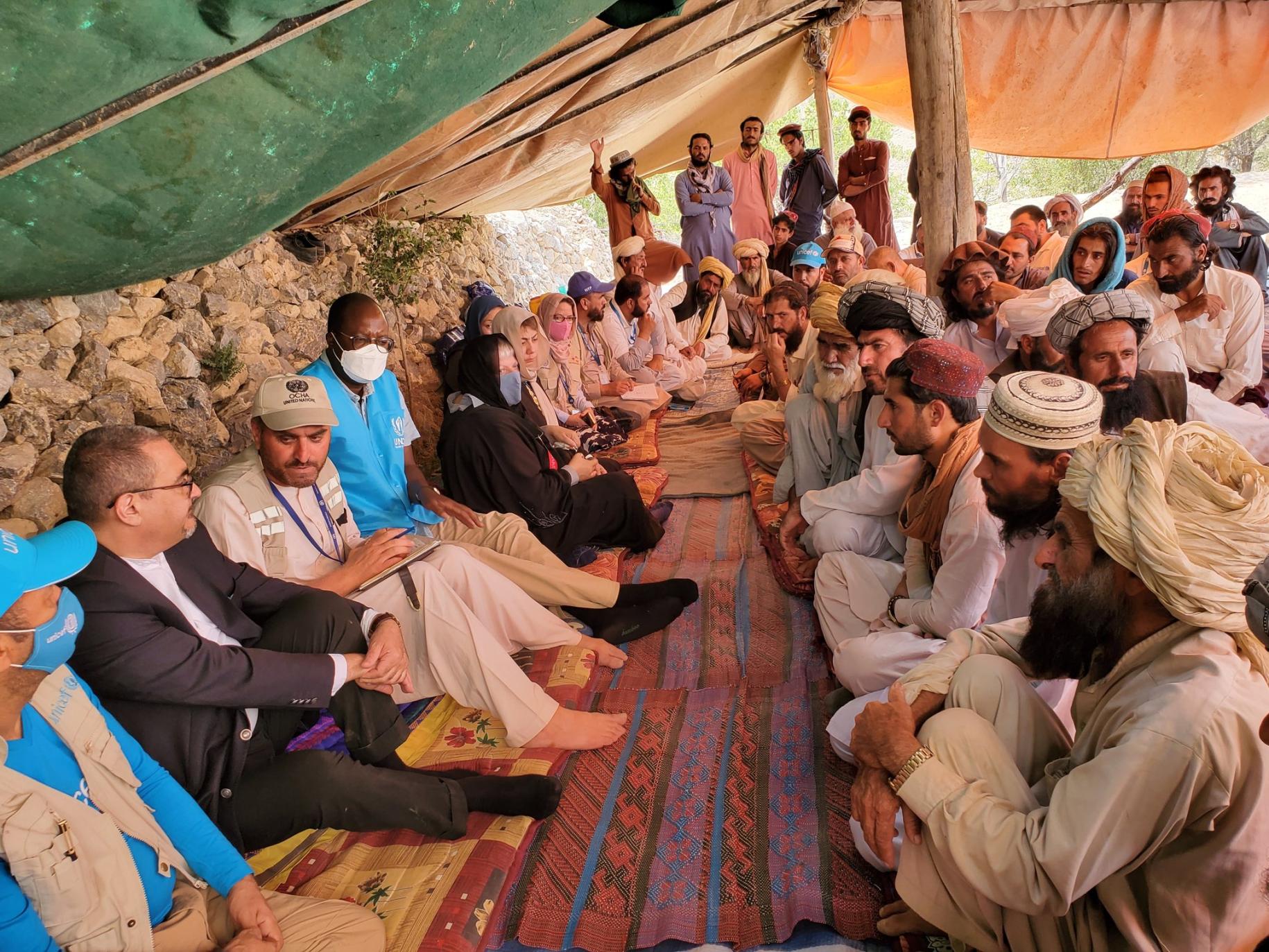 Le Coordonnateur résident de l'ONU et Coordonnateur de l’action humanitaire Ramiz Alakbarov s'entretient avec des habitants du village de Wori Kalia, à Barmal, en Afghanistan.