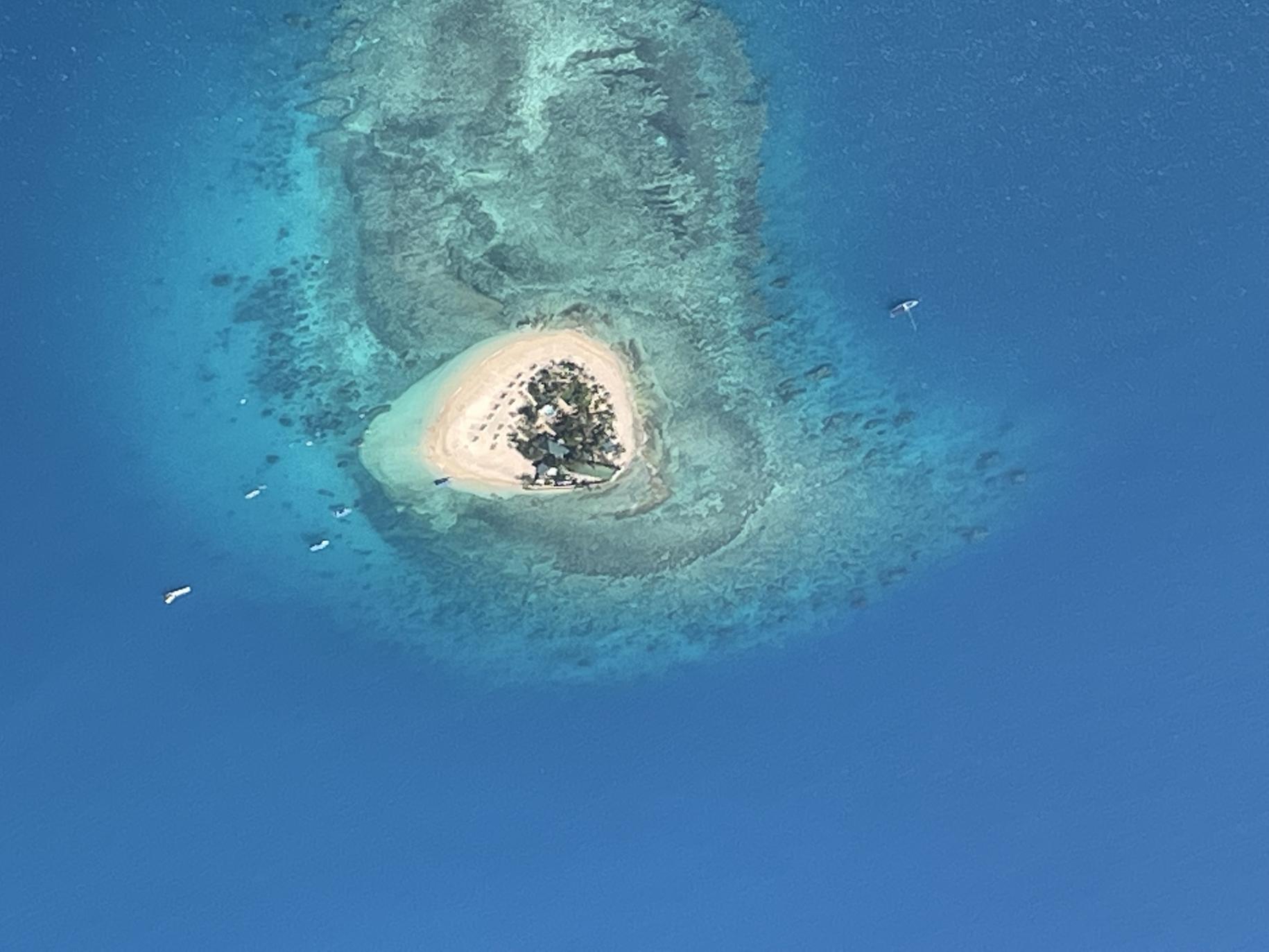 Фото одного из островов в Тихом океане, сделанное из самолета