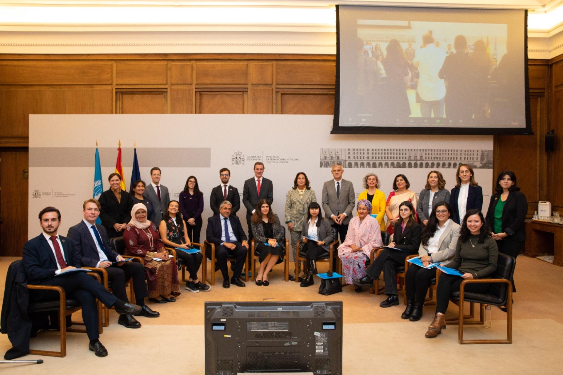 Los defensores de los jóvenes se reunieron con la Vicesecretaria General de las Naciones Unidas, Amina Mohammed, en el evento de liderazgo local de los jóvenes para avanzar en el diálogo sobre los ODS en Madrid, España.