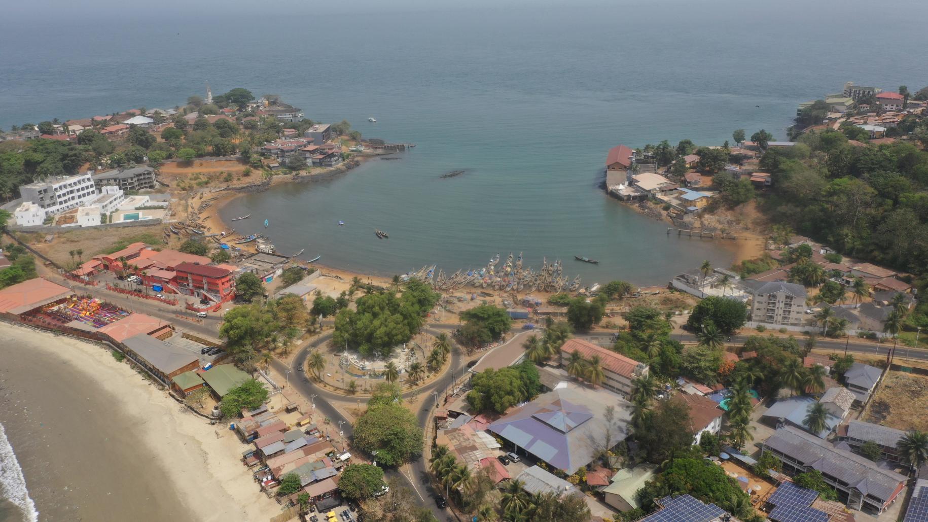 Una vista aérea de la playa de Lumley, comunidad de Aberdeen en Freetown, Sierra Leona.