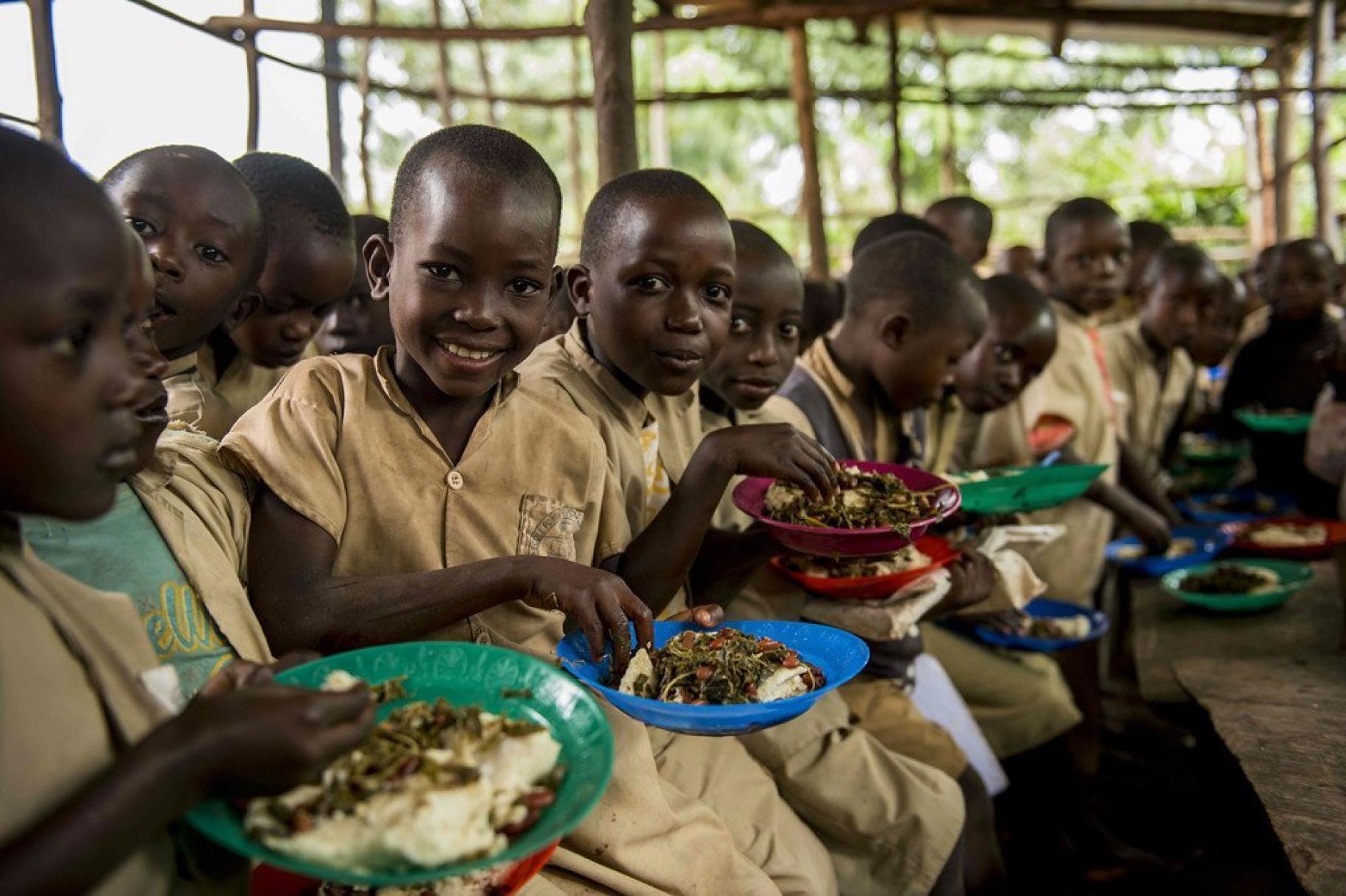 布隆迪一所小学的学生们正在吃午饭。