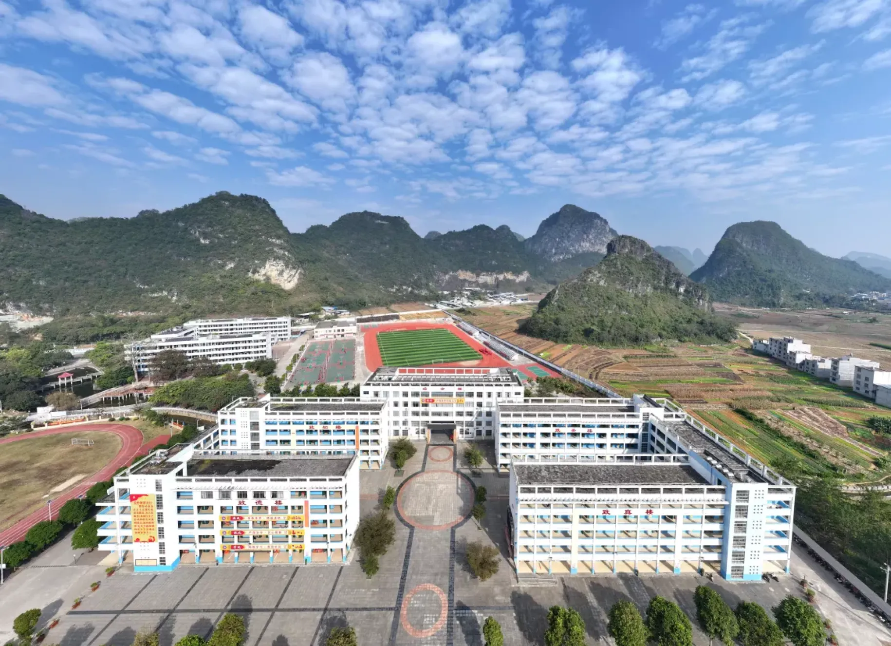 这是广西天等县仕民实验学校（2023年12月27日摄，无人机照片）。