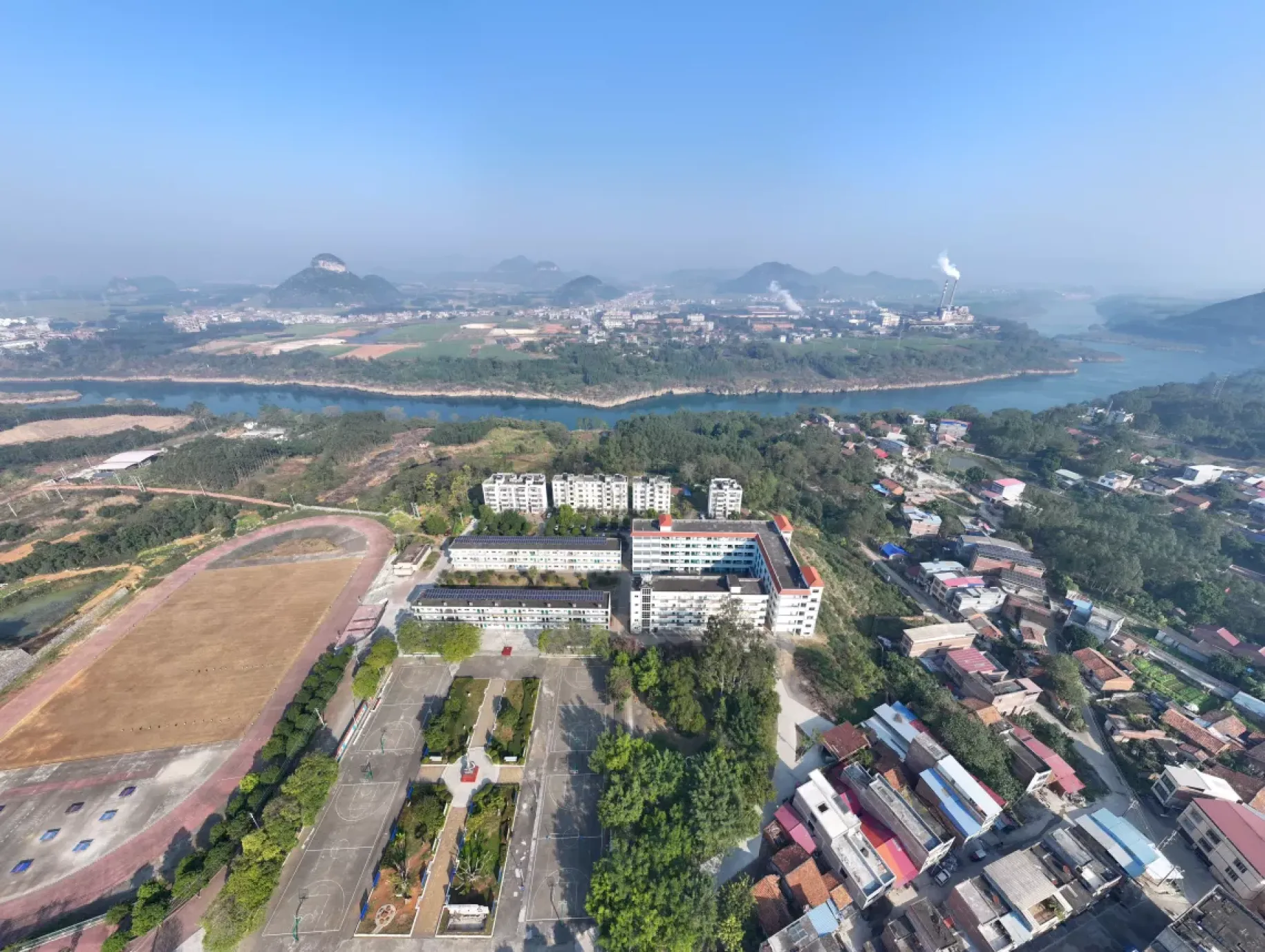 这是广西来宾市兴宾区迁江中学（2023年12月28日摄，无人机照片）