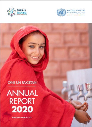 Page de couverture d’un rapport portant le titre "One UN Pakistan : Annual Report 2020" (en français : "Unité d'action des Nations Unies au Pakistan : Rapport annuel 2020") et montrant la photo d'une jeune fille vêtue de rouge et souriant à la caméra en se lavant les mains. Figurent également sur cette couverture le logo de l’ONU au Pakistan et le logo de la réponse de l’ONU à la COVID-19.