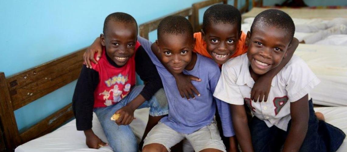 Imagen de portada de Gabón que muestra a niños y niñas sonriendo en una cama.