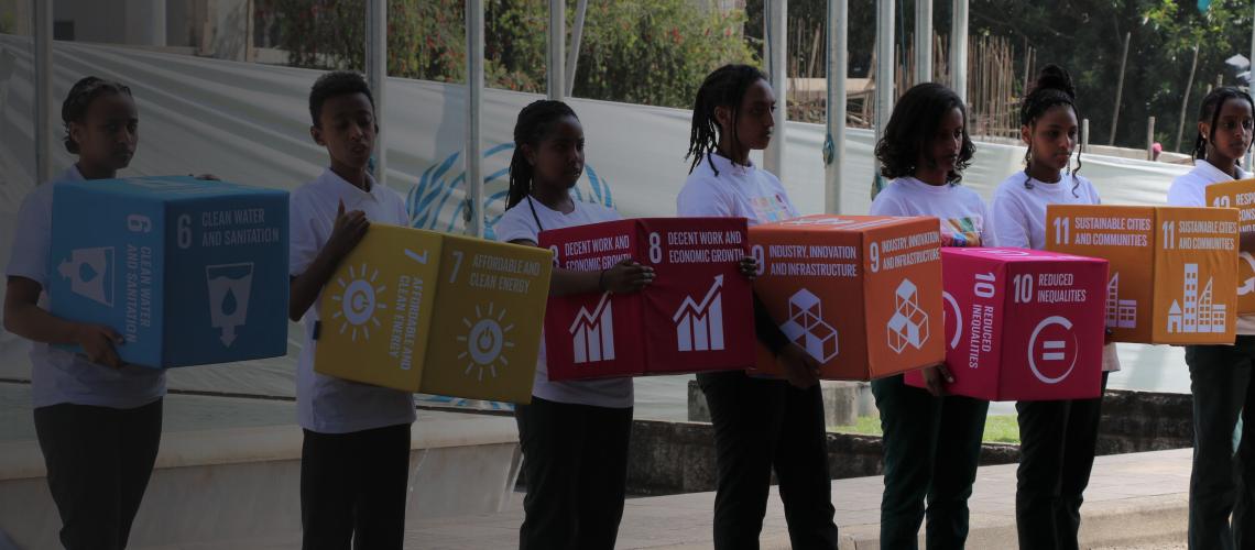 La pancarta de Etiopía muestra a los jóvenes sosteniendo bloques de utilería, con los logotipos de los ODS.
