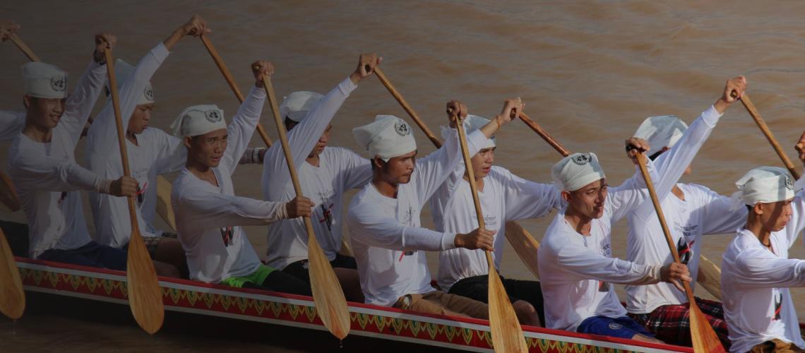 فريق سباق القوارب المدعوم من الأمم المتحدة في جمهورية لاو الديمقراطية الشعبية أثناء حملة ضد المواد البلاستيكية ذات الاستخدام الواحد.