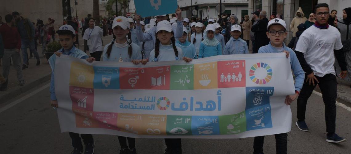 Hundreds of young people taking part in an SDG parade through the streets of Tétouan.