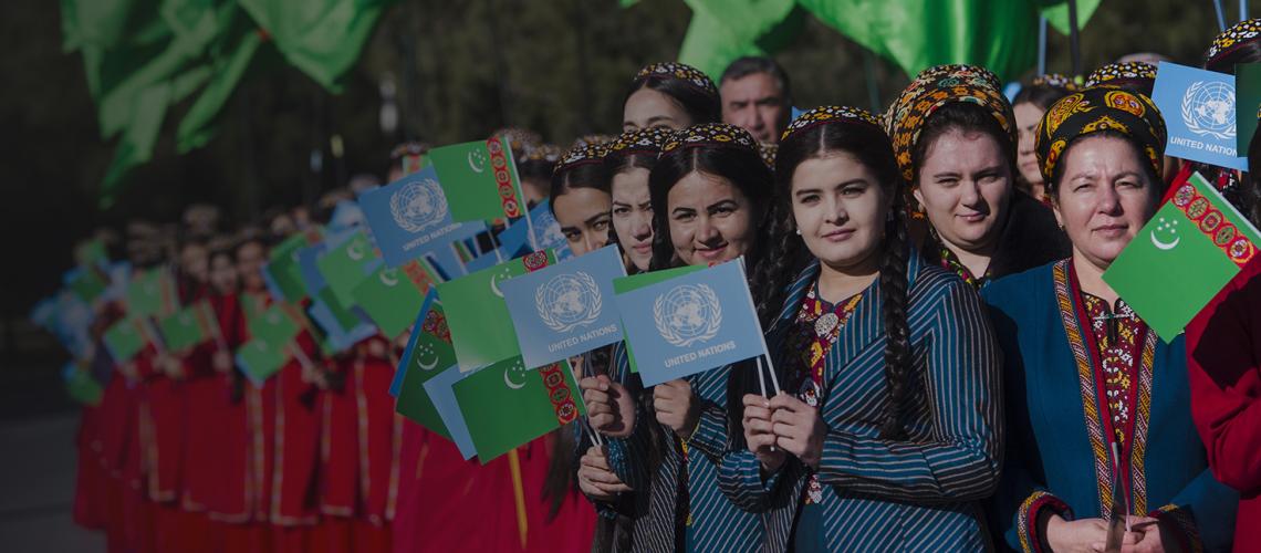 يحتفل عدد من الأشخاص بافتتاح دار الأمم المتحدة الجديد في عشق أباد، تركمانستان.