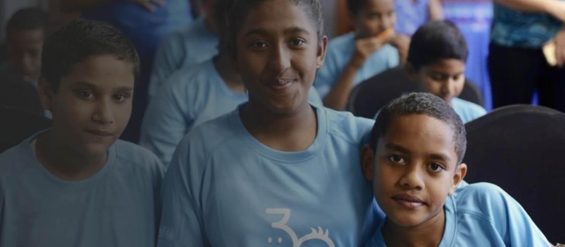 Niños y niñas felices durante la firma de la promesa mundial de volver a comprometerse con la Convención sobre los Derechos del Niño, que fue ratificada por Fiji en 1993.