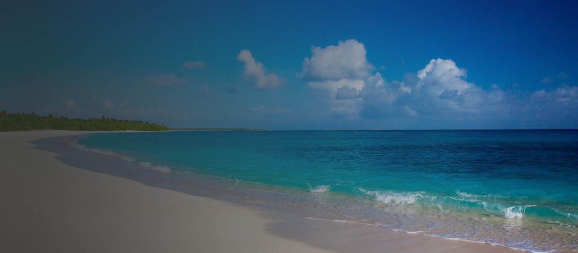 Una playa tranquila de arena clara y aguas cristalinas, en las Islas Marshall.