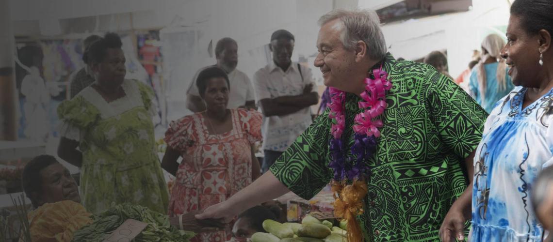 El Secretario General de la ONU, Antonio Guterres, habla con las vendedoras del mercado de Port Vila durante su viaje al Pacífico en 2019.