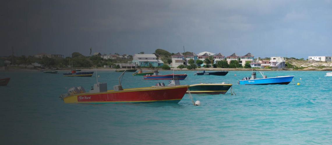 Barcos de pesca amarrados en la bahía de Road, Sandy Ground.