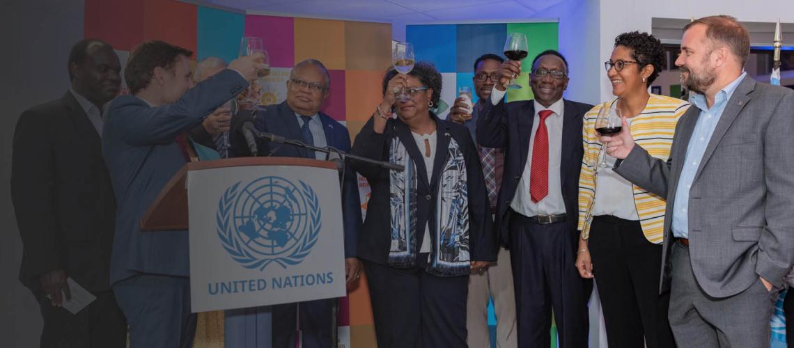 El jefe de las agencias de la ONU junto con la primera ministra de Barbados, Mia Mottley, funcionarios del gobierno y asociados celebran el Día de la ONU, en 2019.