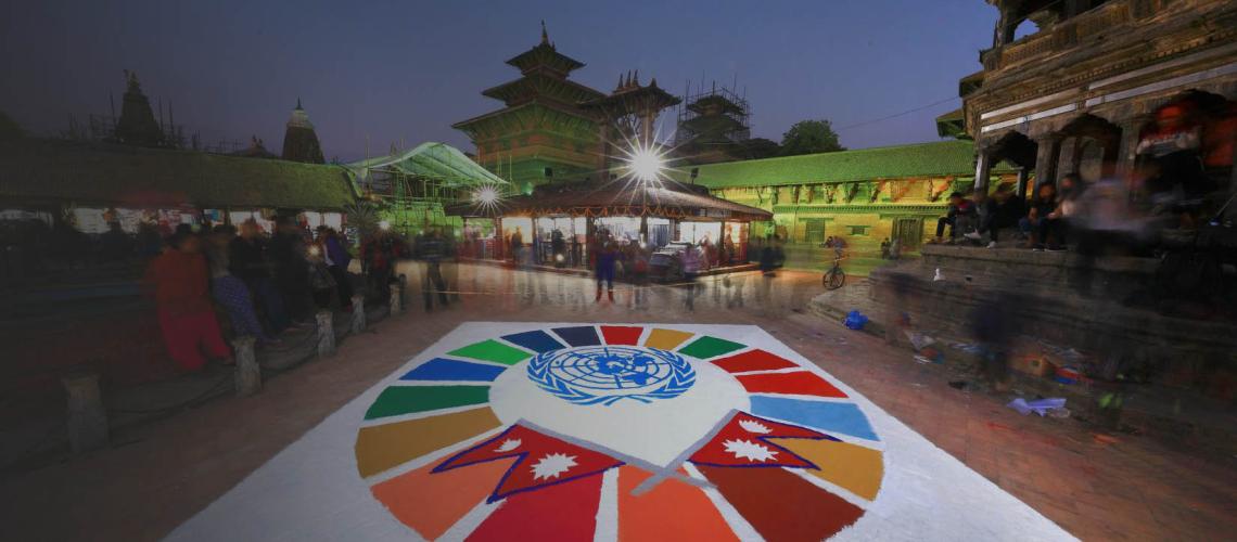 Los colores de los ODS se pintan en el suelo en la conmemoración del 72º Día de las Naciones Unidas, donde los artistas prepararon un mandala que refleja los ODS en su colorida gloria en la plaza de Patan Durbar.