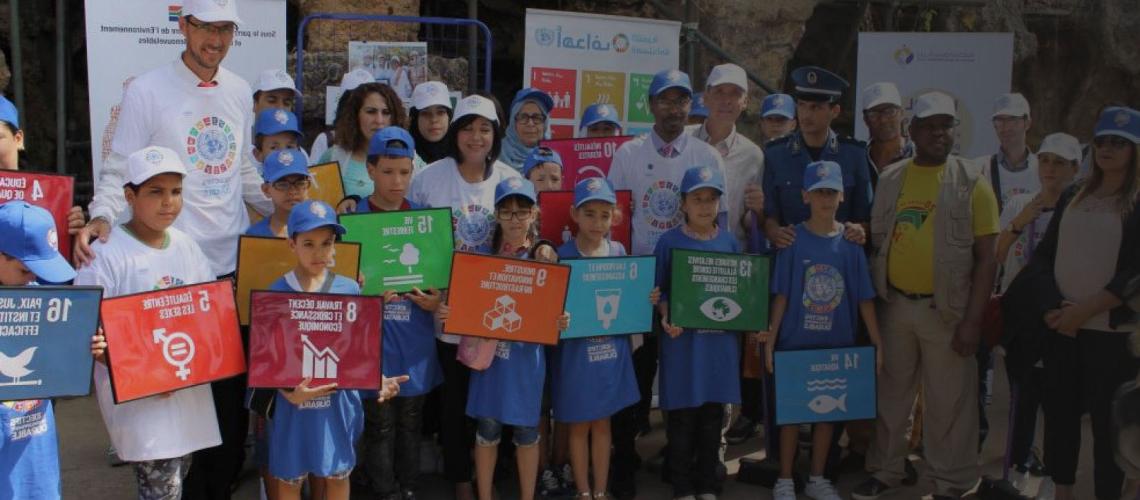 مجتمع الشباب يحتفل مع موظفي الأمم المتحدة باليوم الدولي لنيلسون مانديلا، ويحملون شعارات مرتبطة بأهداف التنمية المستدامة.