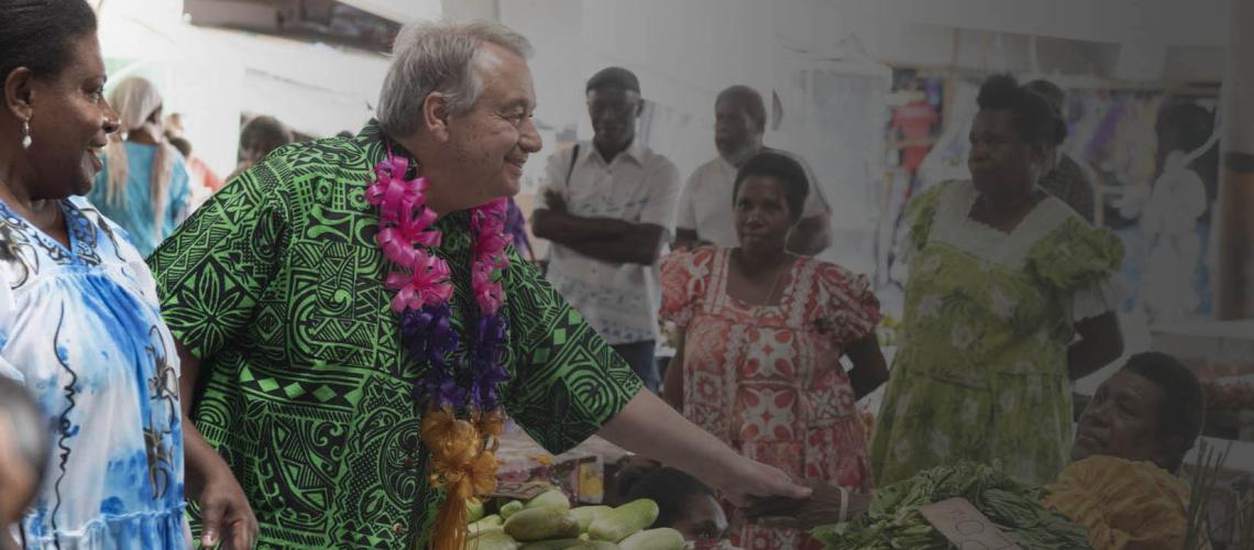 الأمين العام للأمم المتحدة أنطونيو غوتيريش يتحدث مع بائعات في سوق بورت فيلا خلال رحلته إلى المحيط الهادئ في عام 2019.