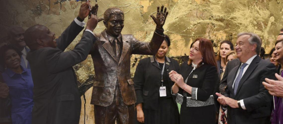 El Secretario General y otros funcionarios de la ONU celebran la inauguración de una estatua de Nelson Mandela en la sede de la ONU en Nueva York.