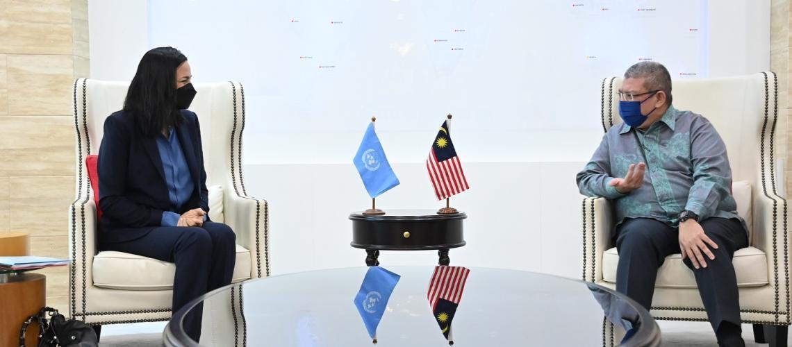 تجلس المنسقة المقيمة للأمم المتحدة السيدة كريمة القري مع وزير خارجية ماليزيا
