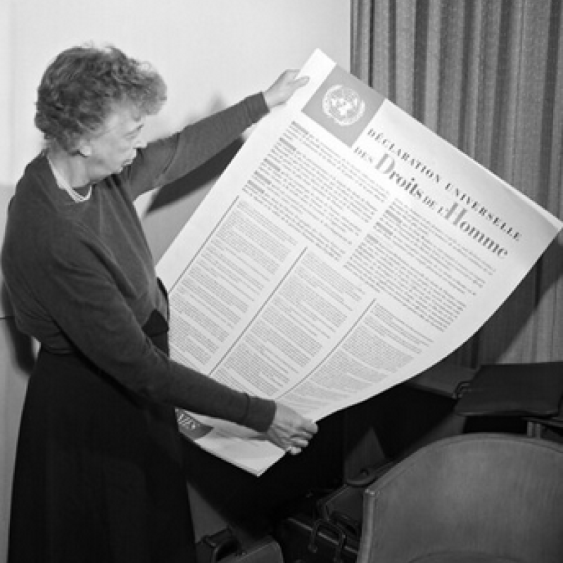 Eleanor Roosevelt tenant la version française de la Déclaration universelle des droits de l'homme (Novembre 1949)